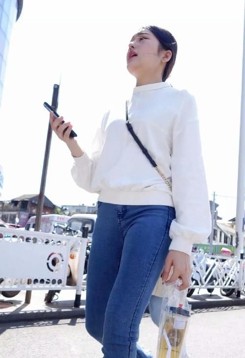  「个性」清纯女神白色卫衣搭配紧身牛仔裤，个性时尚让人眼前一亮