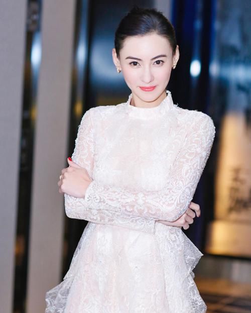  『女人』长得越精致的女人，越喜欢“扎头发”，脸上露出这3个地方很迷人