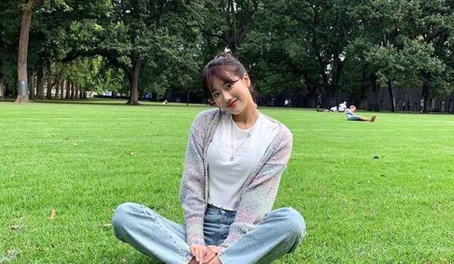  【芭比】想穿的出彩和Lisa学习下吧,彩色开衫配白T,不愧是人间芭比