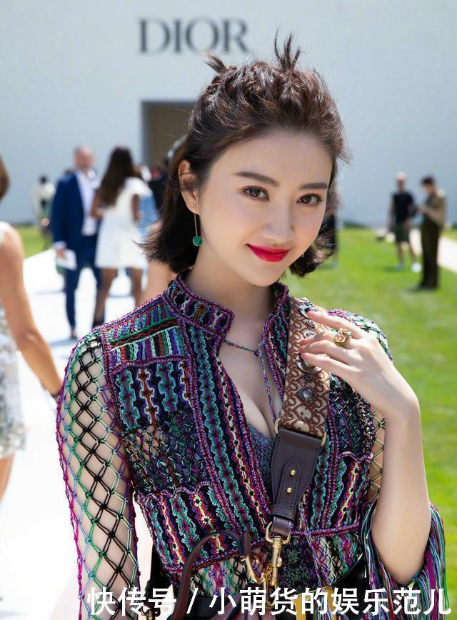 景甜受刺激了？穿镂空长裙领口比内衣还低，网友：张继科看到咋办