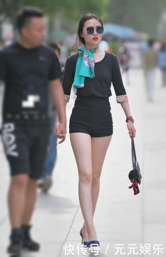 素人街拍:这亮眼的围巾,抢镜头没谁了 网友:看样子是空姐