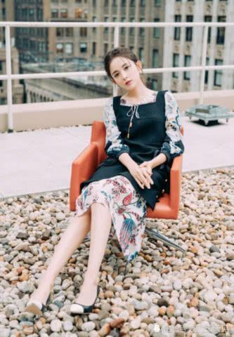 26岁娜扎真会穿，印花裙外面又套了一件小黑裙，时髦到飞起！