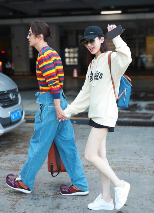 戚薇跟李承铉现身机场，夫妻档街拍好养眼，戚薇的大白腿好吸睛