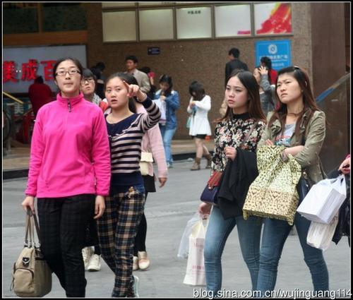 街拍:早春成都春熙路的时尚男女(图)