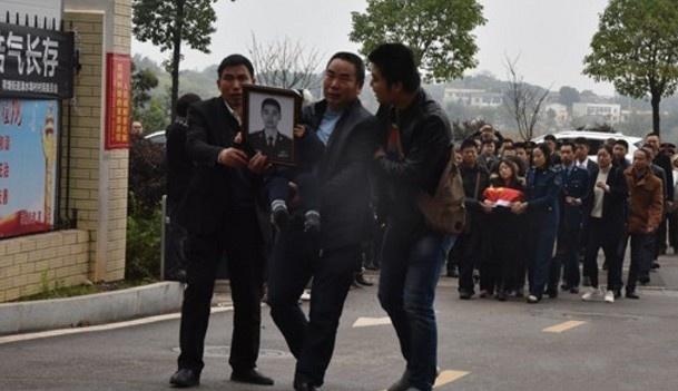 “80后空军烈士”廖勇：魂归故里，妻子颤抖：老公，我们回家了！