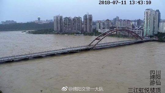 辟谣!鳄鱼逃跑、大桥被淹、美女被救…都是假的!这些信息才是真的