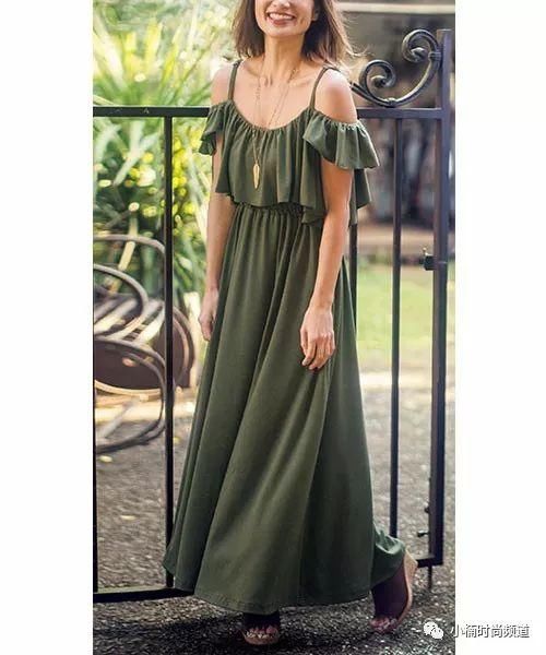 炎热夏天里就穿上日系成熟的露肩上衣展现时髦风格!