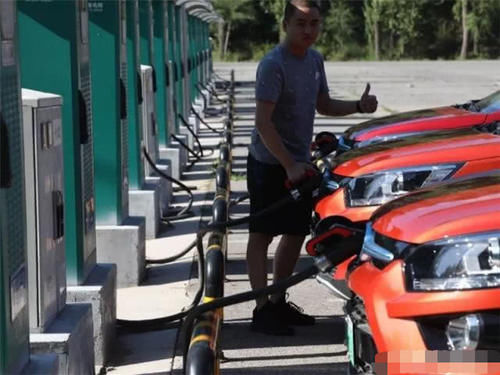 北京40度高温，开新能源车去郊外避暑，开20分钟空调快哭了