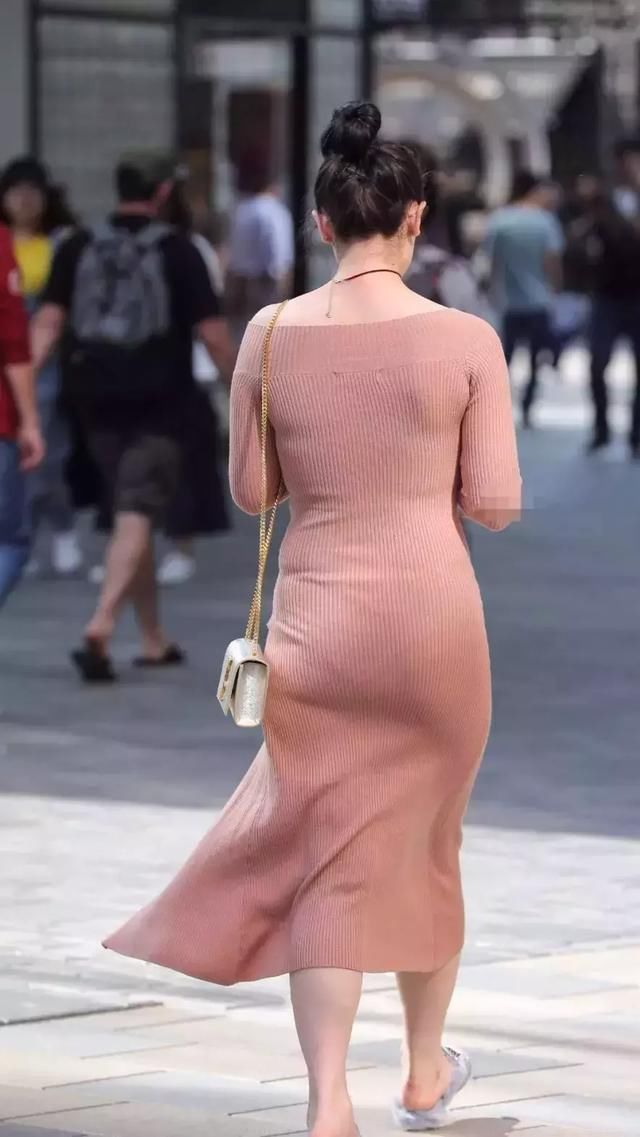 藕粉色针织连衣裙搭配毛茸茸拖鞋，神清气爽元气满满