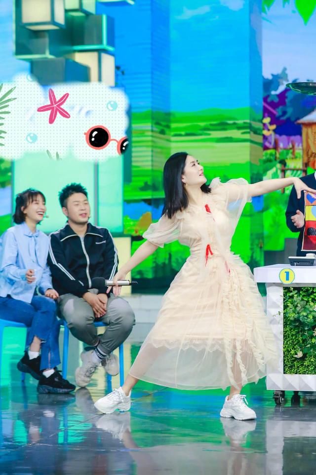 谢娜穿紫色长裙现身，看起来胖了20斤不止，网友：这脸有点肿了！