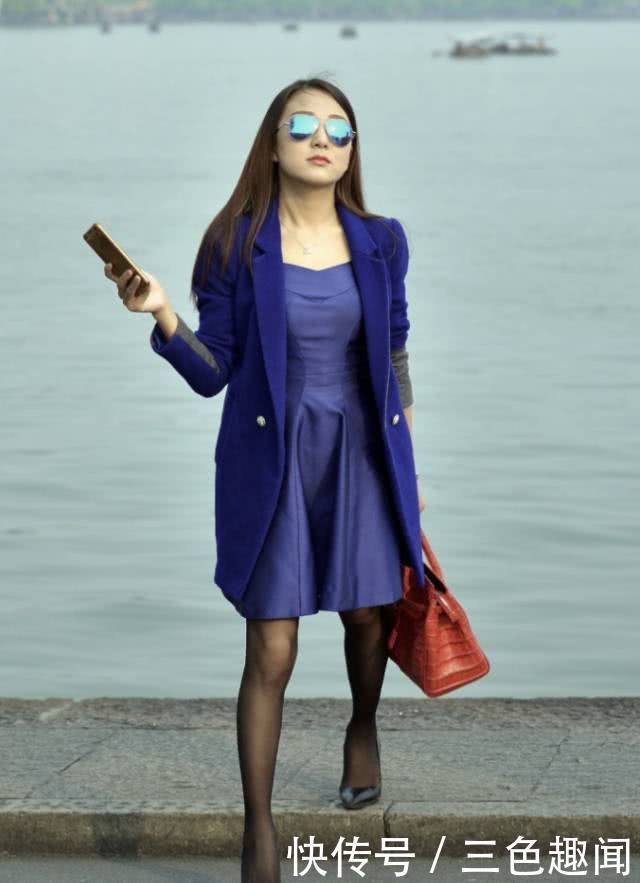 街拍：很惬意，在湖边吹风，蓝裙黑丝性感美女