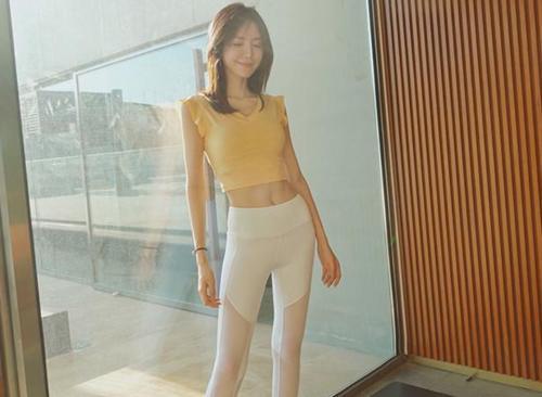 紧身打底裤:精致搭配的美女,光彩耀人,无论走到哪都是焦点!