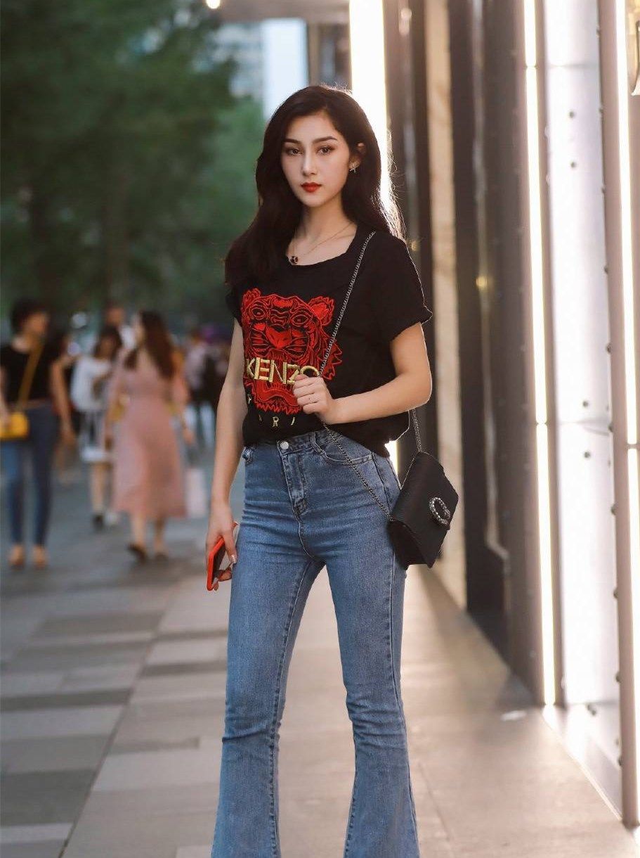 【美女】穿牛仔裤钢筋的美女彰显个性魅力,穿出温暖女神范