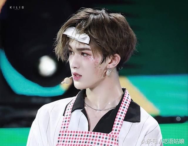 小鬼双马尾驯鹿造型，朱正廷吸血鬼眼妆，范丞丞爱心发型！