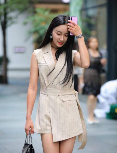 裙装小姐姐们身材高挑迷人，魅力无人可挡，你更喜欢哪一款呢？