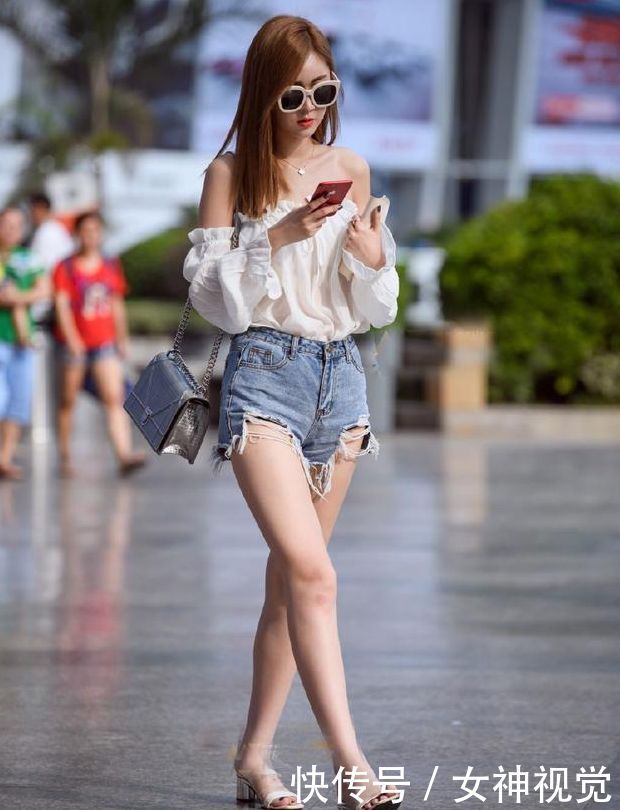 率性自然的牛仔裤美女，塑造紧致的小蛮腰，吸引力十足！