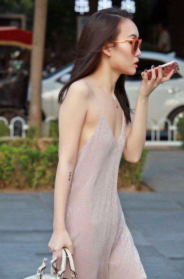 街拍: 吊带裙的魅力一般人很难阻挡, 网友: 平板身材也很有视觉冲