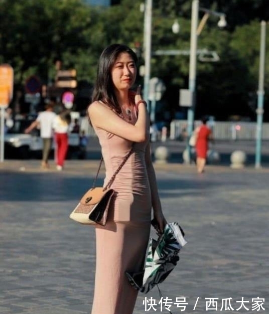  『蓝色』明眸善睐的美女，一件蓝色外套配黑色短裙，时尚气质女人味