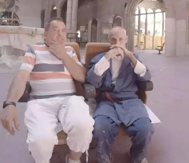 他用半个世纪捡来的垃圾建成教堂，不用起重机，仅凭双手创造奇迹