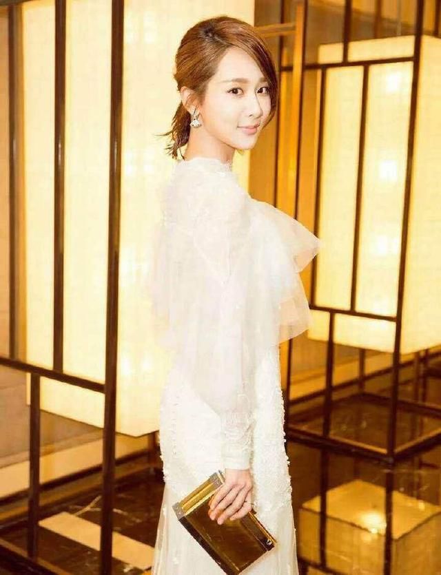 当31岁江疏影撞上25岁杨紫，终于明白气质和年龄哪个更重要了！