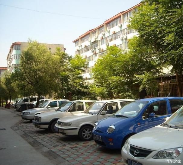  小区@为啥小区的停车位“每天满车”？难道都不上班吗