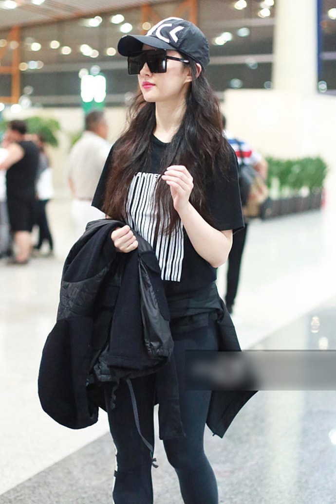 刘亦菲真的瘦了，下身穿健美裤就出门，未修图比精修图更显嫩