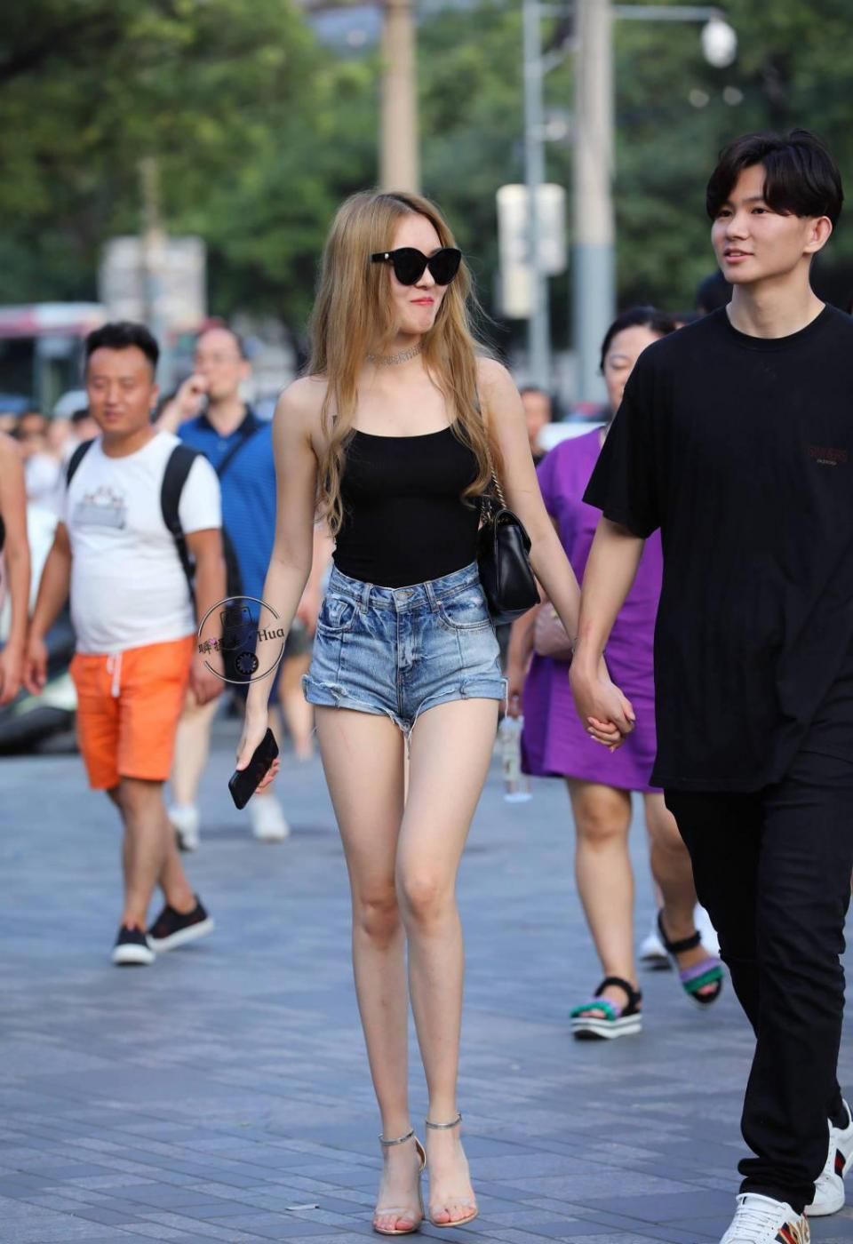 街拍 大长腿美女性感穿着上街 让人看了受不了 旁边男友吃不消