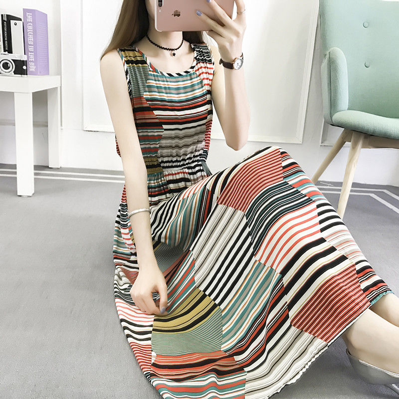 现在的女人去海边不兴穿比基尼，最流行穿这靓眼的“度假裙”呢