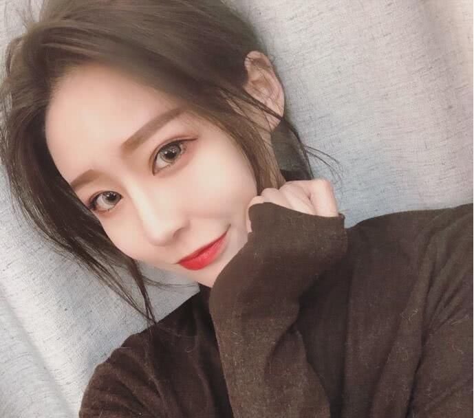 温婉开直播回应包养传闻:都是假的，9月份还要去上大学