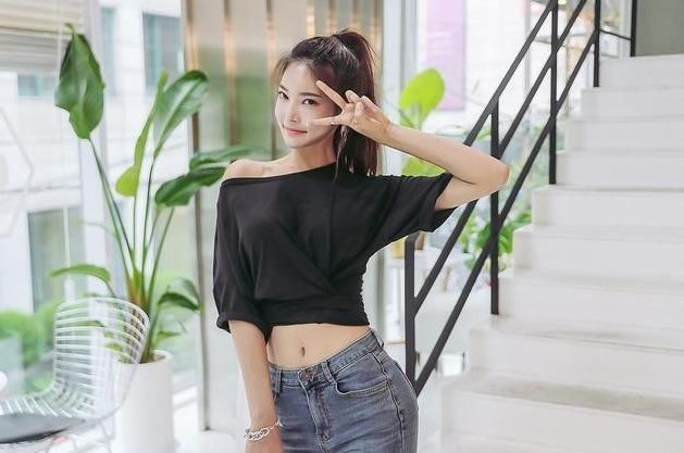 「美女」美丽时尚的牛仔裤美女,气质迷人!