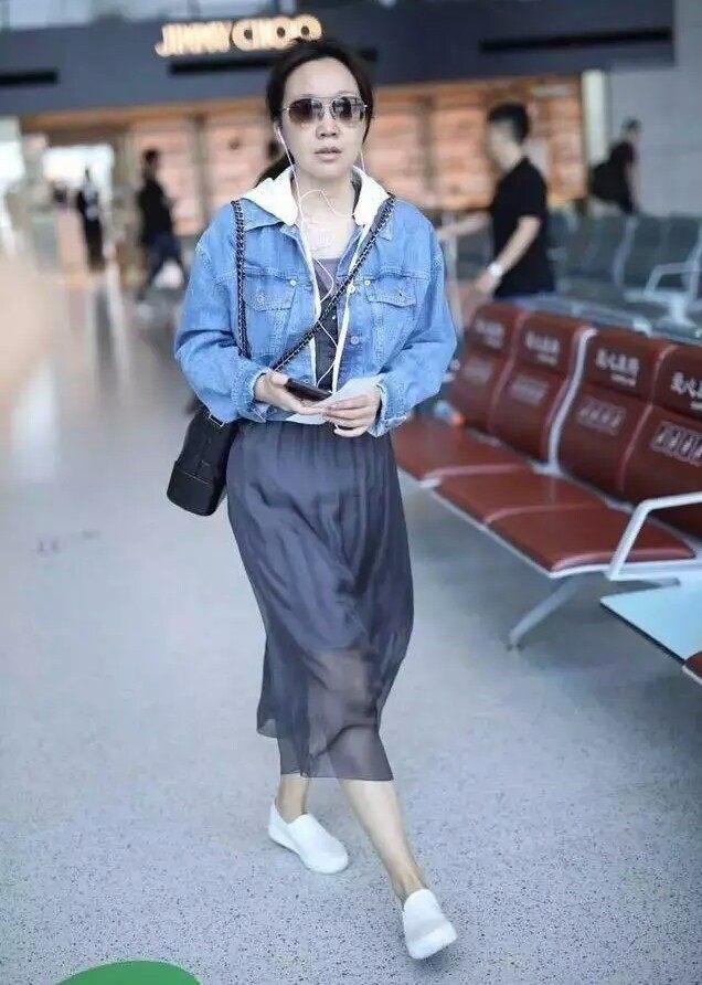 闫妮这次扛不住了!素颜现身老了不止十岁，网友:终于相信你47了