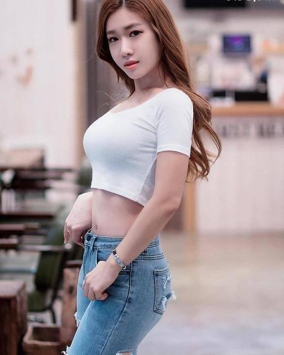 街拍：紧绷绷的牛仔裤，能使女人风姿绰约