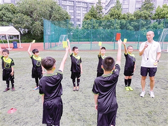 区校园足球联盟开办暑期学生裁判员培训班
