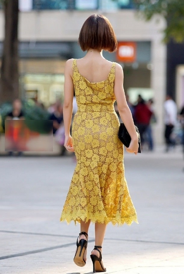 美女|路人街拍,美女搭配米白色针织长袖,显的更加美,更加性感