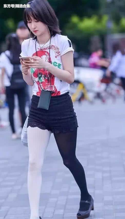 街拍:气质小姐姐高挑热裤显苗条修长双腿,黑白丝袜非常有个性