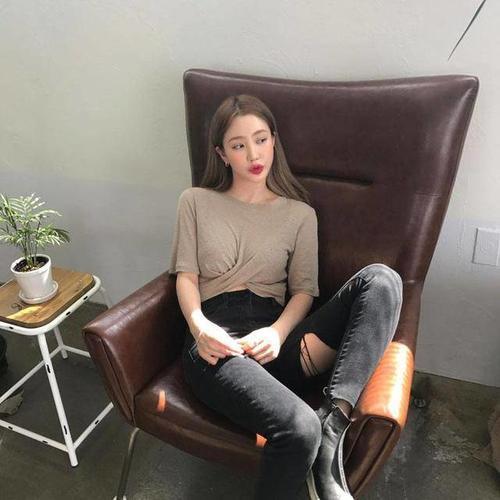 街拍:紧身牛仔裤青春有气质的装扮,展现出靓丽的身材!