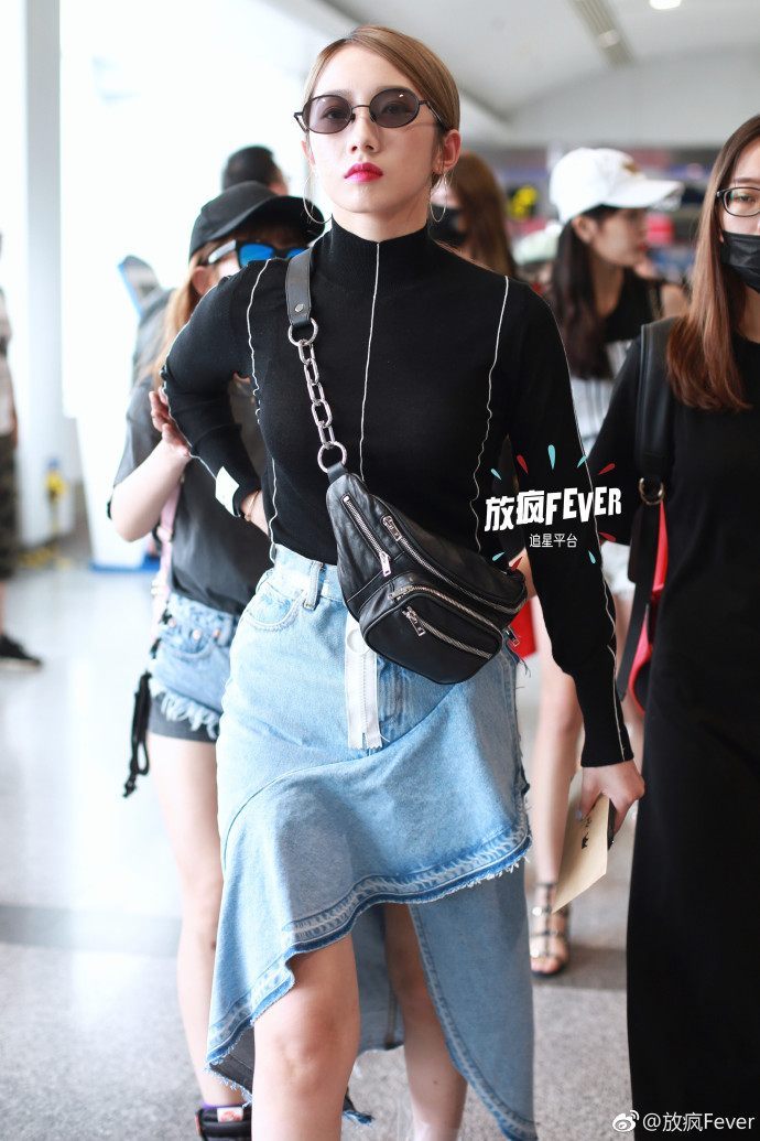 孟美岐现身机场，万元的高跟鞋上套塑料袋，网友：这么穿脚不热吗