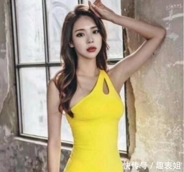  #双大长腿#高颜值小姐姐，穿搭破烂短热裤，秀出修长的美腿很迷人！