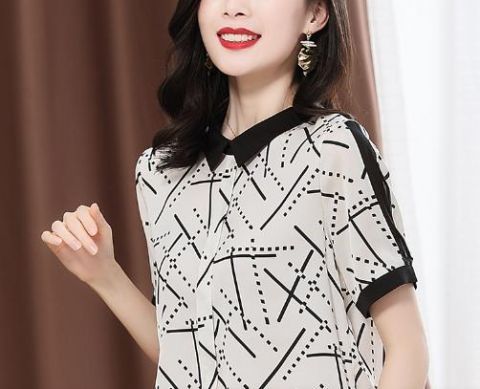  『小衫』今夏流行小衫搭配九分裤，不厚不薄，40岁女人穿更美更自然
