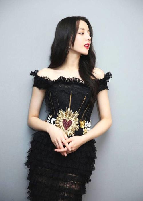 迪丽热巴腿长就是任性，穿件抹胸裙，还故意在大腿位置透出一大截