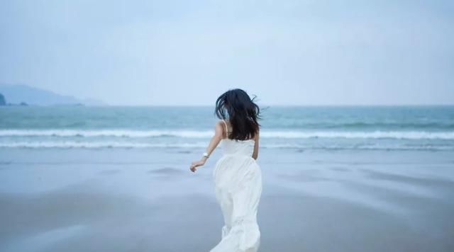 姑娘,请你别活在他人的看法里