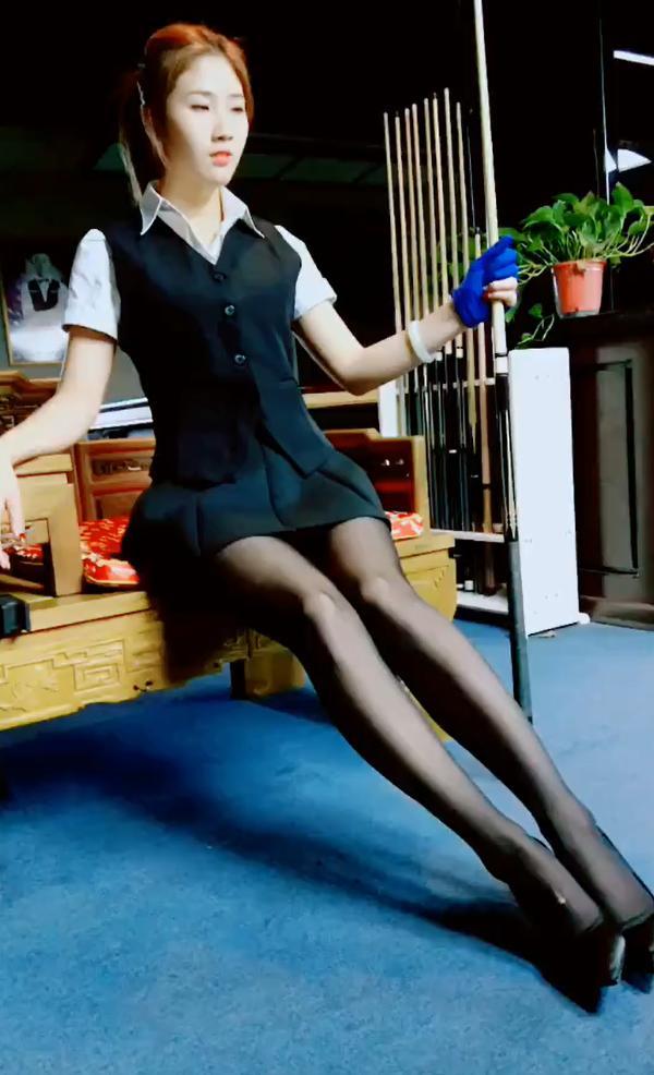 台球美女穿搭黑丝袜、高跟鞋，有没有“摩登女郎”的范?