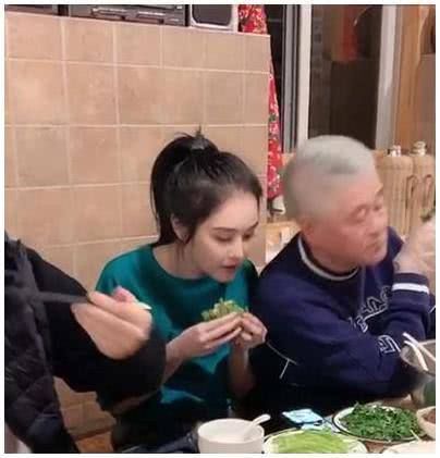  身价■出身农民不忘本！赵本山演穷酸老头毫不违和，身价数亿住乡下大棚