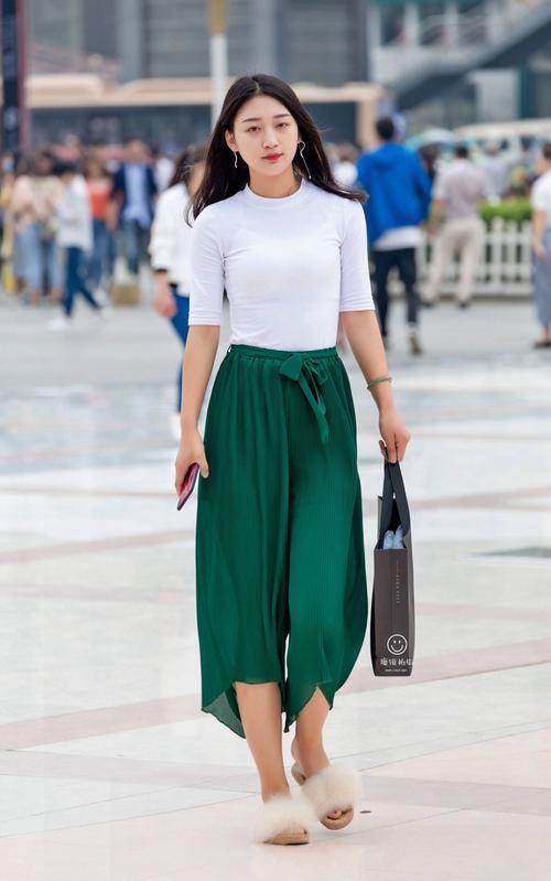 街拍：初秋的天气微凉，丝毫挡不住美女们追求时尚的心！