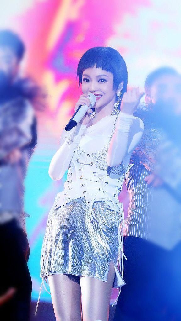 张韶涵满头白发不吓人，这“针管腰”一看就不像正常人?