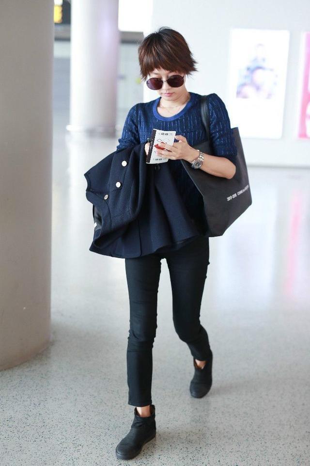 马伊琍你真是过分了, 穿着这么薄的背心出门 网友: 邓紫棋的开叉