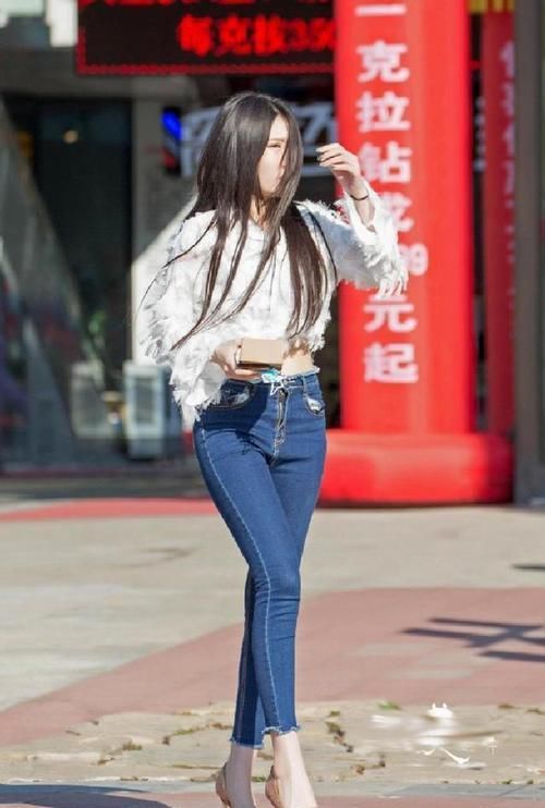  #美女#帅气百搭牛仔裤，美观又简练大气，秀出小姐姐青春风采！