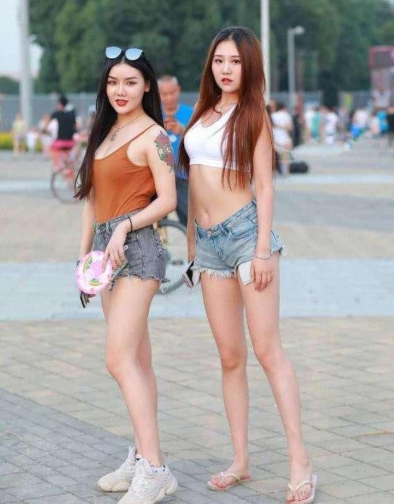 小姐姐白色低胸背心，配上牛仔热裤，展现了她身材的曲线美!