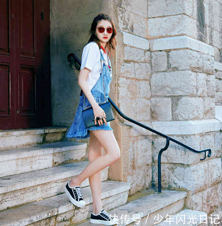 关晓彤终于穿对了，穿得越简单越美，牛仔裤完美凹出大长腿！