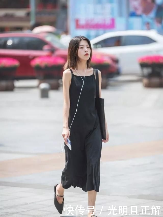 「女生」女生搭配高跟鞋出街,展现出魅力的身姿与优雅的自信